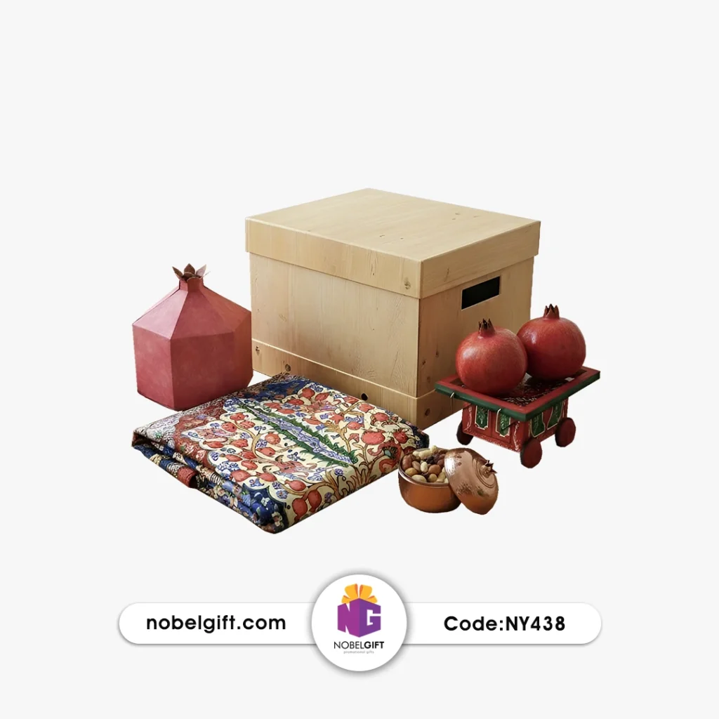 جعبه چوبی بزرگ حاوی منسوجات سنتی و اقلام دکوری یلدایی با کد NY438.