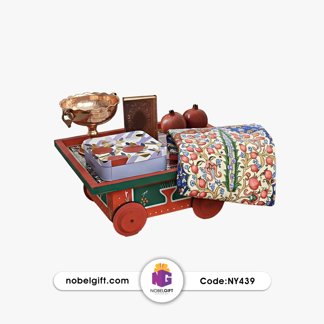 NY439 باکس هدیه مدیریتی یلدا با گاری دستساز سنتی، کتاب کوچک و ظرف مسی دکوری.