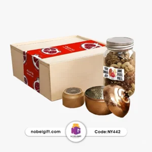 هدیه تبلیغاتی NY442، نمایش شیشه آجیل با برچسب انگیزشی و جعبه چوبی "یلدا مبارک".