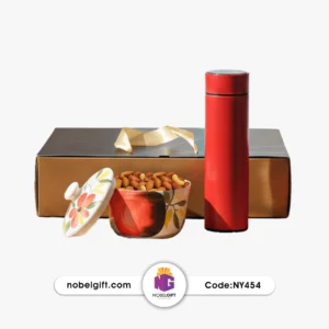 هدیه تبلیغاتی NY454، نمایش ظرف سرامیکی گل‌دار و فلاسک قرمز با بسته‌بندی شیک