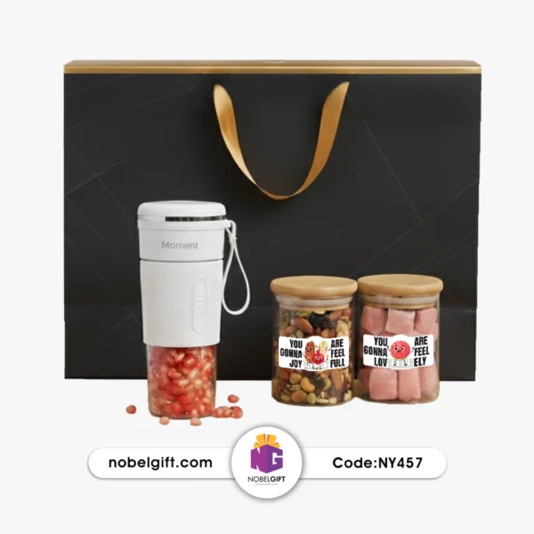 NY457 باکس هدیه سازمانی مدرن یلدا با بلندر شارژی و تنقلات در بستهبندی لوکس.