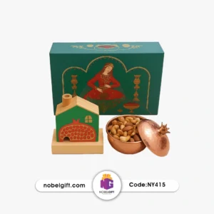 آجیل‌خوری مسی چکشی با درب اناری و جاعودی چوبی طرح خانه در هاردباکس سنتی