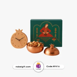 آجیل‌خوری مسی چکشی با درب اناری و ساعت چوبی طرح انار در هاردباکس سنتی